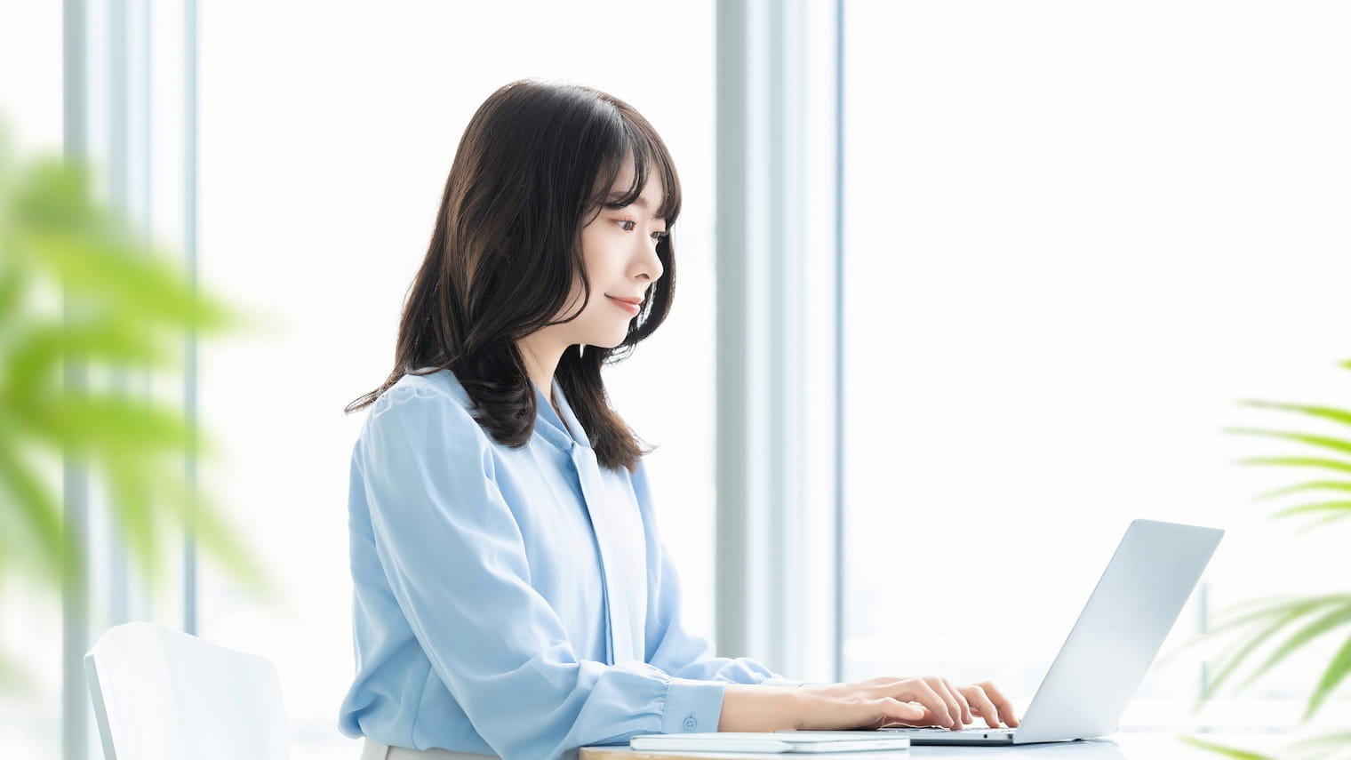 パソコンを見る私服女性